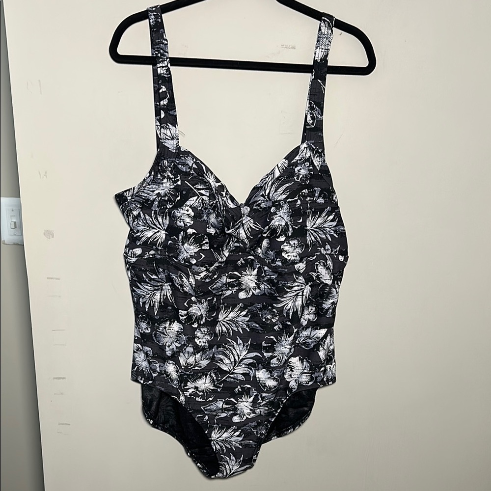 TYR New Floral Black and White tropical print Boca twist Swimsuit